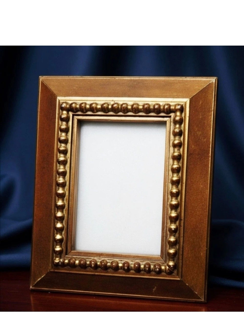 Vintage, 1980s gold-toned picture frame features a distinct beaded inner trim.